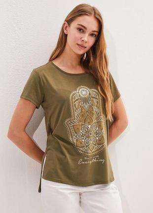 Женская футболка цвета хаки lc waikiki/лс вайкики с золотистым принтом you are worth everything1 фото