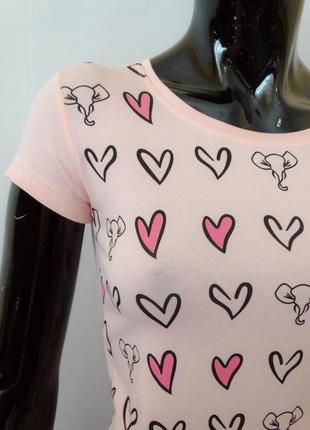 Женская розовая футболка с принтом2 фото