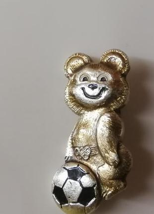 Брошь - значок "олимпийский мишка с футбольным мячом"2 фото