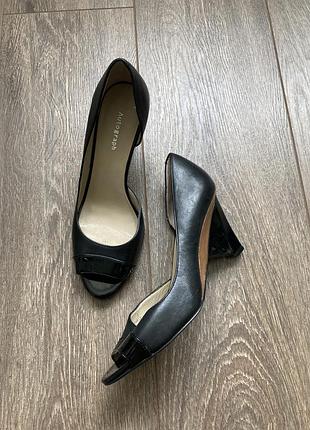 Autograph 37.5 , 24.5см кожаные с лак вставками туфли открытый палец на танкетке