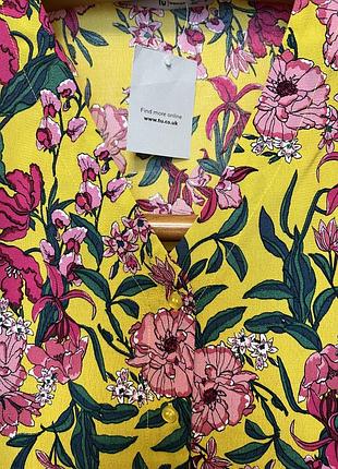 Очень красивая и стильная брендовая блузка в цветах..100% вискоза.