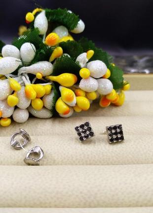 Серебряные трендовые маленькие гвоздики пусеты квадраты ромбы с черным фианитом 9251 фото