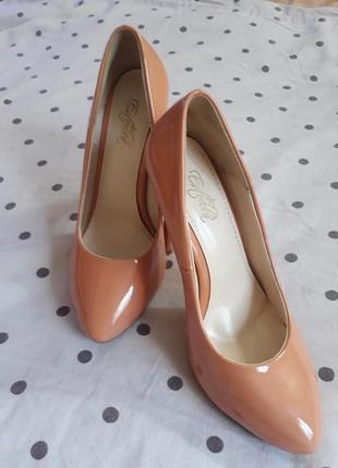 Лакированные-персиковые туфли2 фото