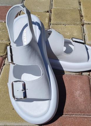 Босоніжки білі шкіряні / білі шкіряні босоніжки