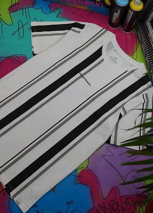 Подовжена футболка в вертикальну різнокольорову смужку