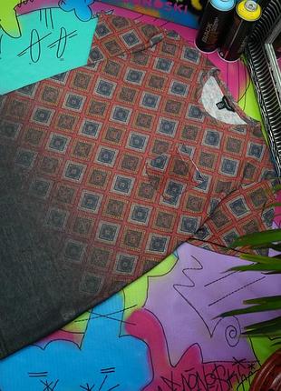 Подовжена футболка візерунки,градієнт та кишенька на грудях