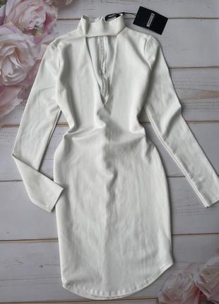 Белое силуэтное мини платье с высоким горлом и вырезом капелькой и длинным рукавом