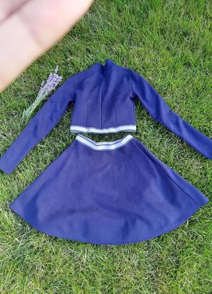 Красивый синий замшевый костюм: кофта, юбка