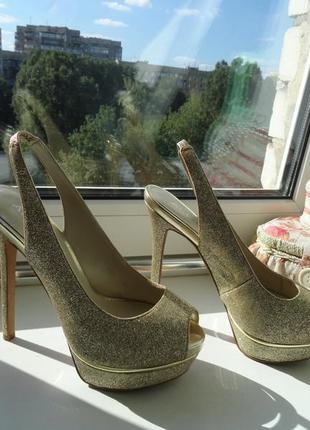 Золотистые нарядные сверкающие босоножки