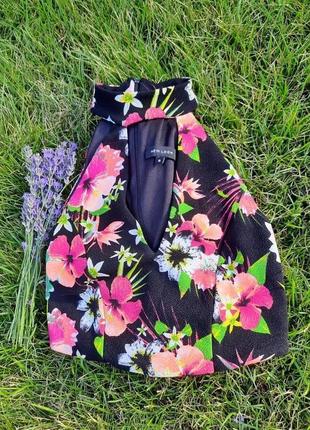 Красивый топ с цветами new look с v-вырезом