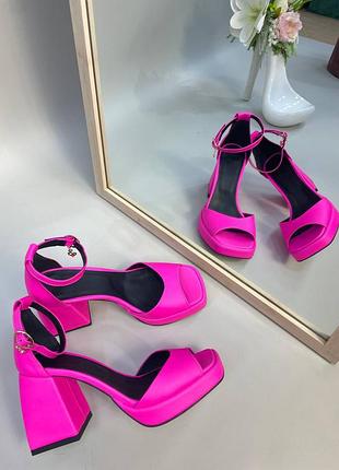 Яскоаві трендові босоніжки на квадратному каблуку