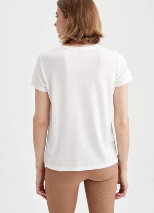Белая женская футболка defacto/дефакто с серебристо-золотисто-бронзовым принтом. фирменная турция8 фото