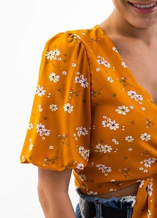 Блуза- топ горчичный укороченный с цветочным принтом5 фото