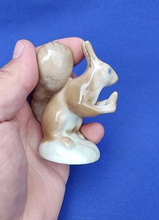 Фарфоровая статуэтка ссср белка белочка с орешком шишкой фарфор фигурка