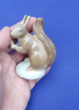 Фарфоровая статуэтка ссср белка белочка с орешком шишкой фарфор фигурка