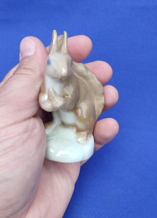 Фарфоровая статуэтка ссср белка белочка с орешком шишкой фарфор фигурка