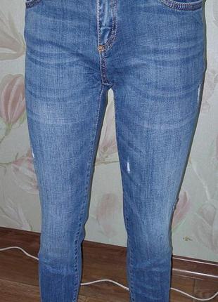 Крутые джинсы синего цвета с эффектом потертости philipp plein made in italy