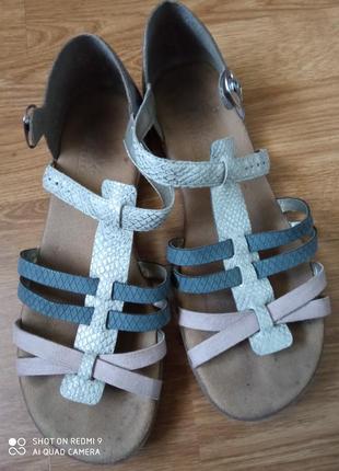 Сандалі, босоножки