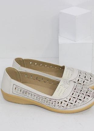 Літні жіночі туфлі в колір беж.