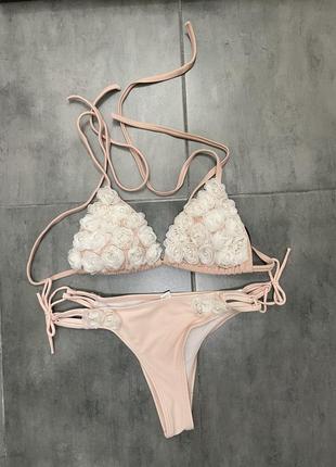 Ніжний купальник з об'єднання ємними квітами