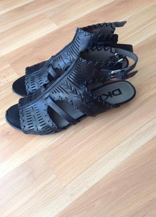 Брендові босоніжки шкіра dkny