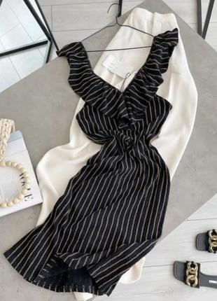 Черное миди платье с рюшами в белую  тонкую полоску