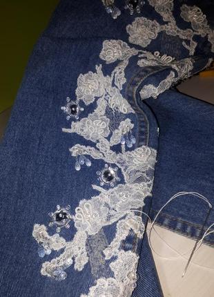 Винтажные джинсы декорированы кружевом и расшиты бисером.5 фото