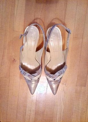 Дуже зручні шкіряні італійські шузи на 6см каблуку 38,5 р.