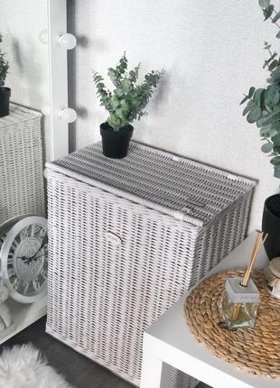 Плетена корзина для білизни