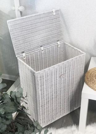 Плетена корзина для білизни