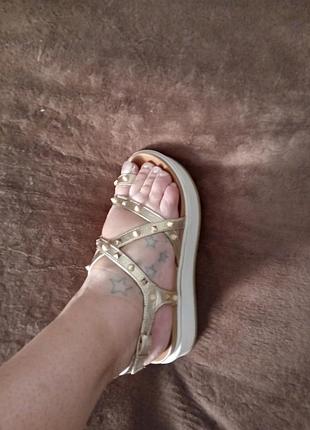 Кожаные босоножки