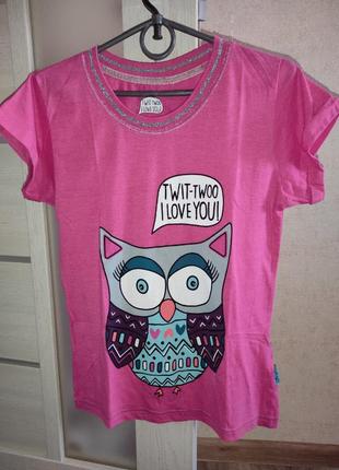 Яскрава футболка