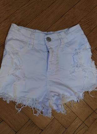 Білі шорти