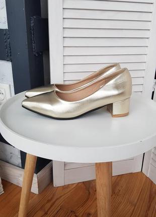 Светло- золотые туфли на широком устойчивом каблуке.2 фото