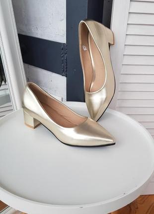 Светло- золотые туфли на широком устойчивом каблуке.1 фото