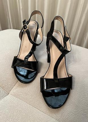 Класичні босоніжки на каблуку