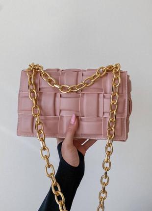 Женская сумка в стиле bottega veneta the chain cassette pink.