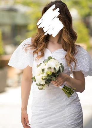 Весільну/коктейльне плаття з пайеткамм і об'ємними рукавами