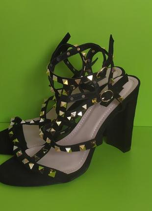 Босоножки на устойчивом каблуке чёрные juliet, 40,2 фото