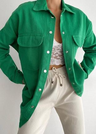 Джинсовая рубашка хлопковая на кнопках свободного прямого кроя удлиненная с карманами модная трендовая яркая