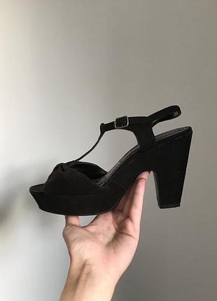 Босоніжки на каблуку