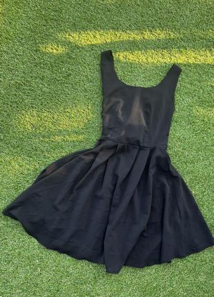 Маленьке чорне плаття