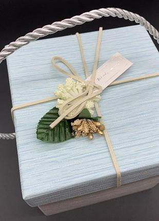 Коробка подарункова з квіточкою і ручками. колір блакитний. 13х13х13см. / коробка подарункова з квіточкою і ручками. колір