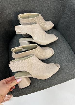 Босоніжки шкіряні колір за вибором