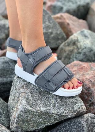 Жіночі сандалі adidas сірі з білим6 фото