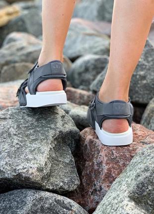 Жіночі сандалі adidas сірі з білим7 фото