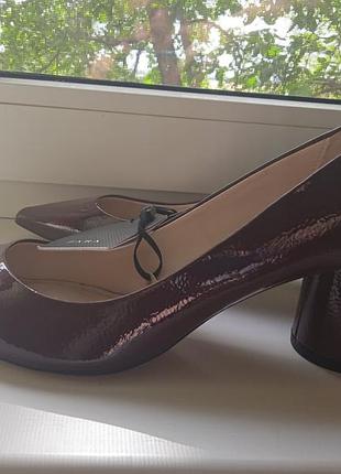 Лакові туфлі zara колір марсала