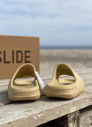 Жіночі шльопанці adidas girl yeezy slide desert sand знижка sale3 фото