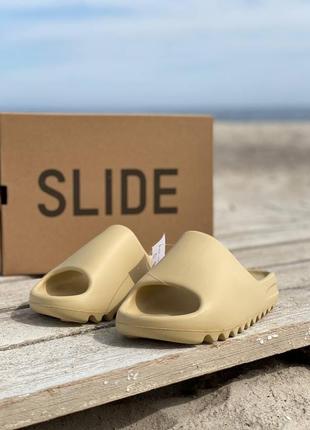 Жіночі шльопанці adidas girl yeezy slide desert sand знижка sale5 фото
