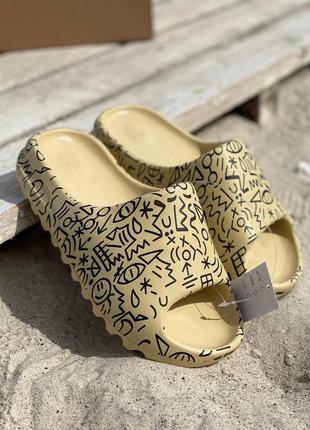 Жіночі шльопанці adidas yeezy slide graffiti знижка sale / smb6 фото